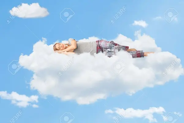 52173455-escena-tranquila-de-una-mujer-joven-de-sueño-y-dormir-en-una-nube-en-el-cielo.webp