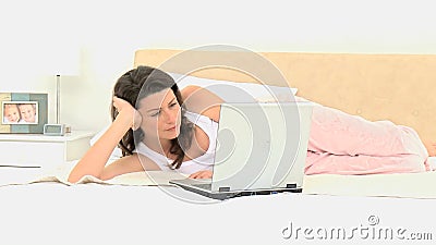 mujer-bonita-con-un-ordenador-port%C3%A1til-en-su-cama-39997938.jpg